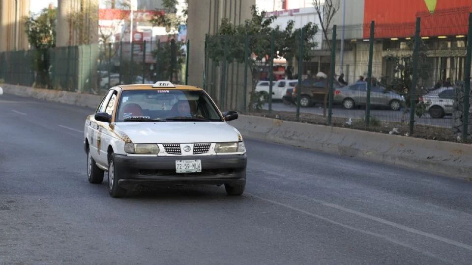 Taxista transitando en calles de Monterrey