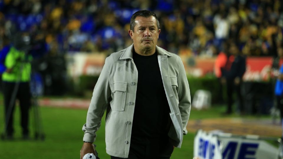 Ricardo Carbajal, entrenador del Puebla durante un partido ante Tigres.