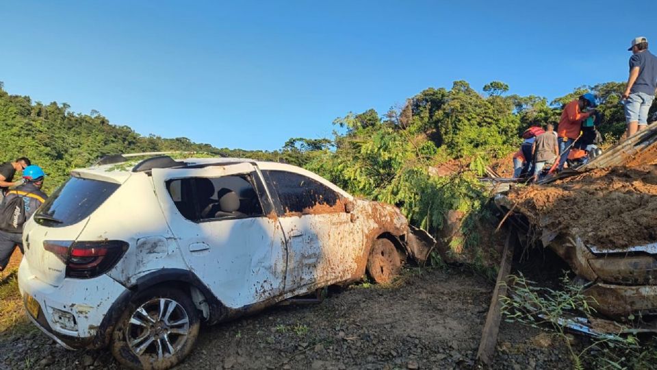 Fotografía cedida por el Ejército de Colombia que muestra un vehículo afectado en el lugar donde ocurrió un derrumbe, hoy en inmediaciones del municipio Carmen de Atrato, departamento del Chocó (Colombia).