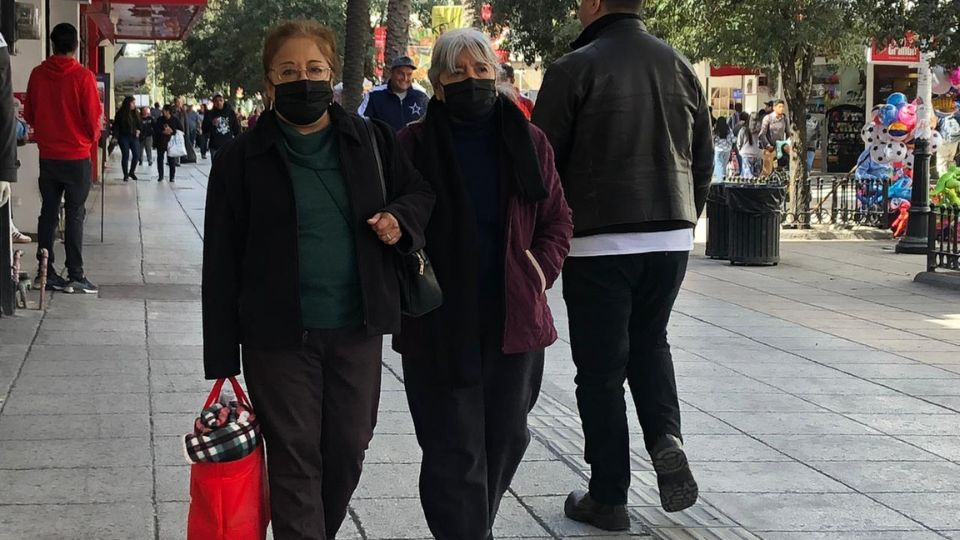 Mujeres haciendo compras de frazadas en corredor Morelos, centro de Monterrey.