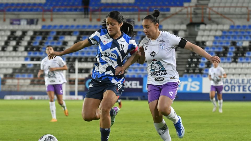 Rebeca Bernal disputando el balón con Charlyn Corral.