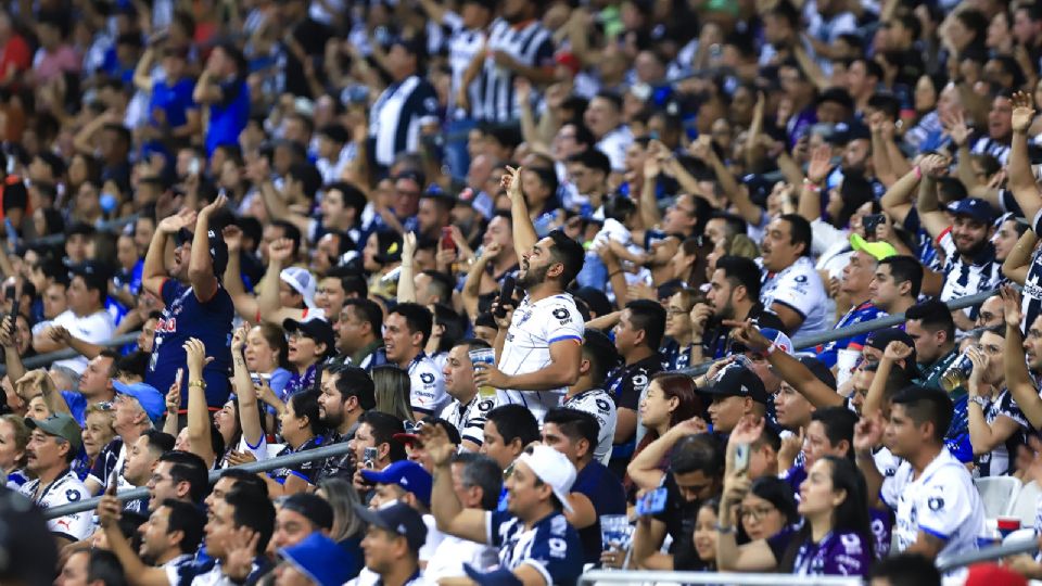 Rayados tuvo un frio recibimiento por parte de su afición antes del inicio del Clausura 2024, entre abucheos y pocos aplausos para la plantilla.