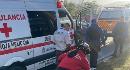 Hombre sufre mareo y cae desde puente peatonal en Monterrey