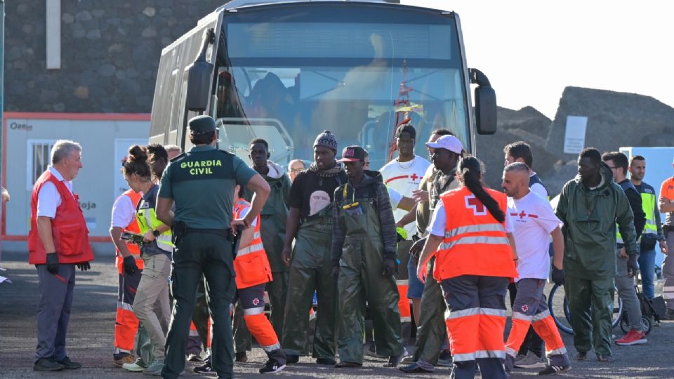 Cuatro cayucos con un total de 133 migrantes a bordo han llegado a lo largo de este miércoles al puerto de La Restinga, en El Hierro.