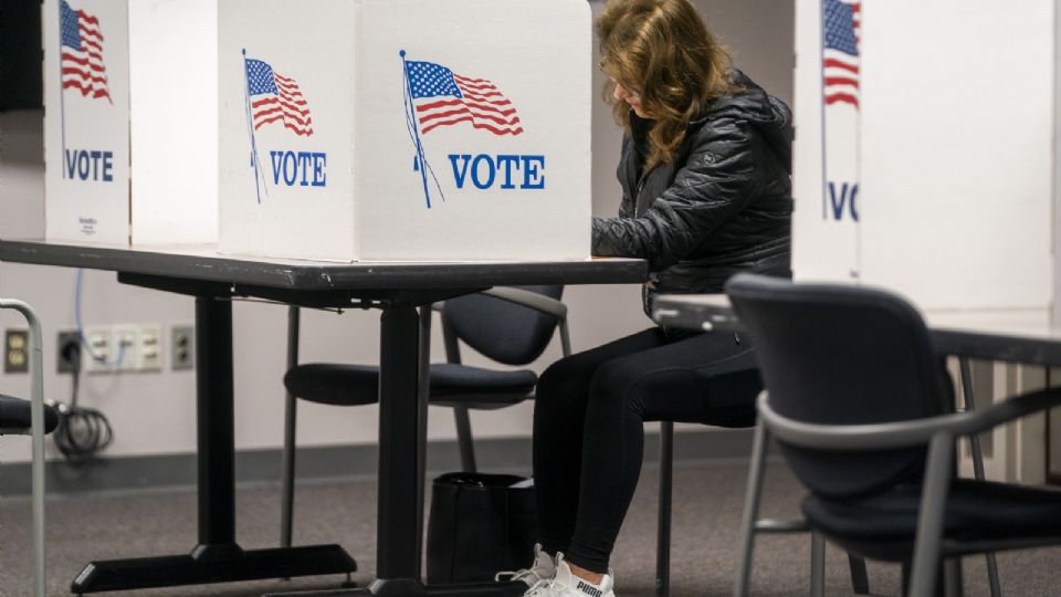 Fotografía de archivo fechada el 8 de noviembre de 2022 que muestra a una mujer mientras llena su boleta electoral para las Elecciones de mitad de período en Estados Unidos, en el lugar de votación del Centro de Gobierno del Condado de Fairfax en Fairfax, Virginia