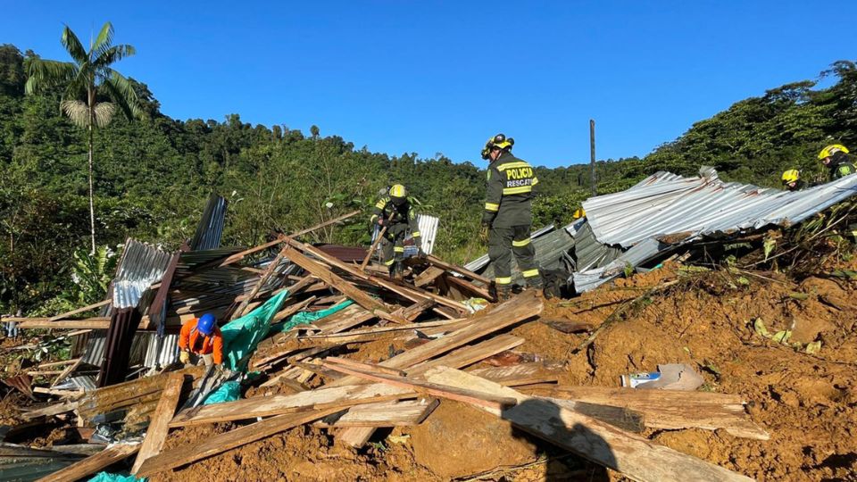 Rescatistas y policías de Colombia mientras trabajan en la recuperación de cuerpos.