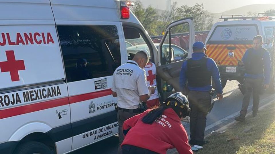 Al lugar llegaron elementos de la Cruz Roja y de Protección Civil de Monterrey.