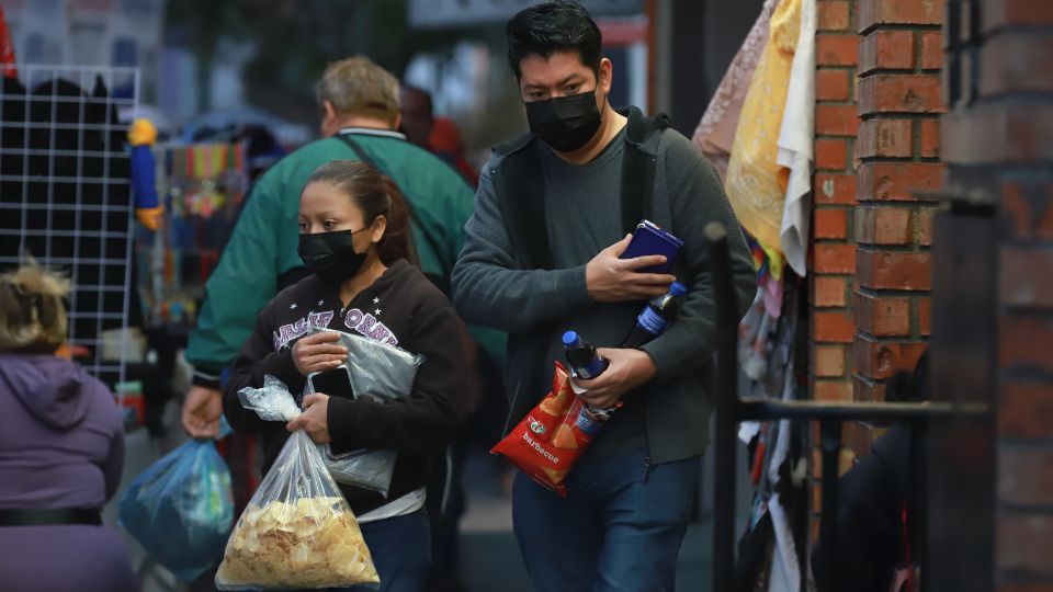 Ciudadanos usan cubrebocas.