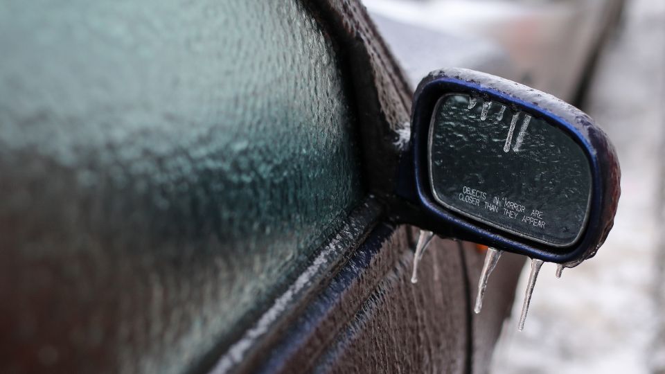 Lluvia engelante sobre automóviles