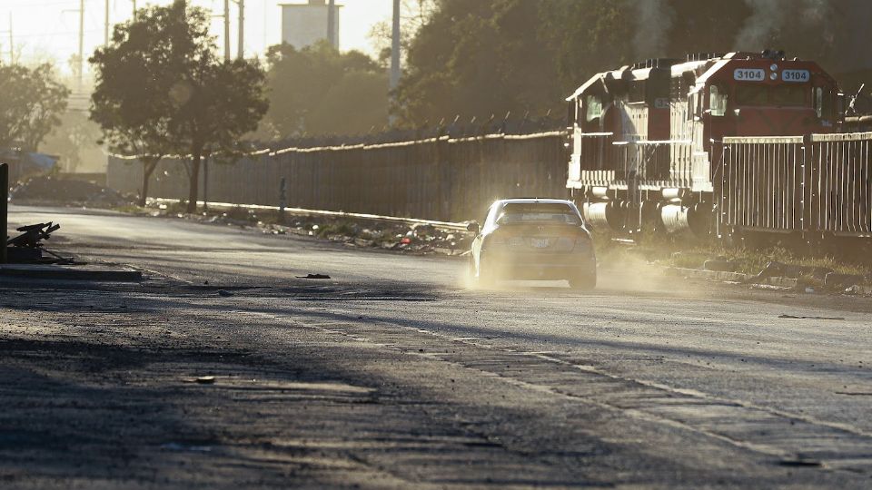 Auto circulando sobre baches en la zona metropolitana de Monterrey