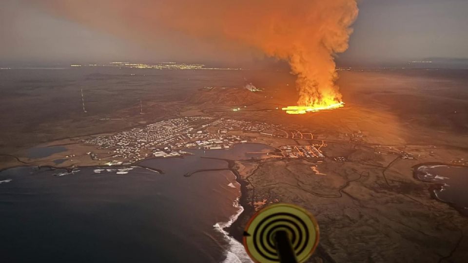 Lava en Grindavik, Islandia, luego de una erupción volcánica | X / @volcaholic1