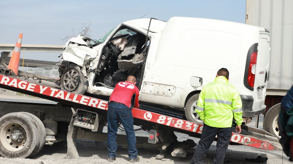 Camioneta donde conductor quedó prensado.