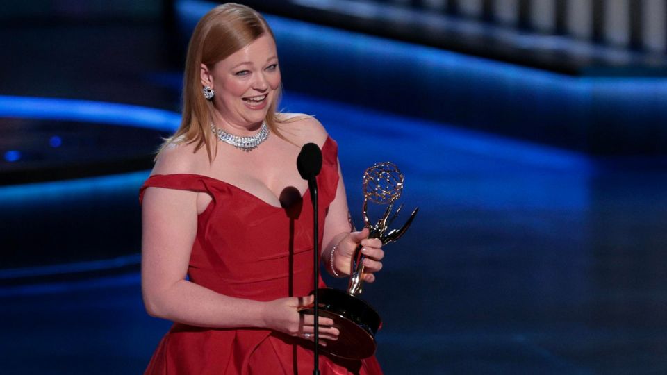 Sarah Snook al ganar su premio Emmy 2024.