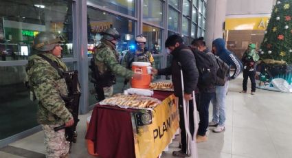 Militares entregan chocolate caliente y pan en la Central de Autobuses de Monterrey por frío