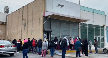 Regios acuden a módulo del INE pese a bajas temperaturas; denuncian lentitud en el trámite