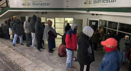 Deudas obligan a abuelitos a madrugar por pensión en medio de clima helado