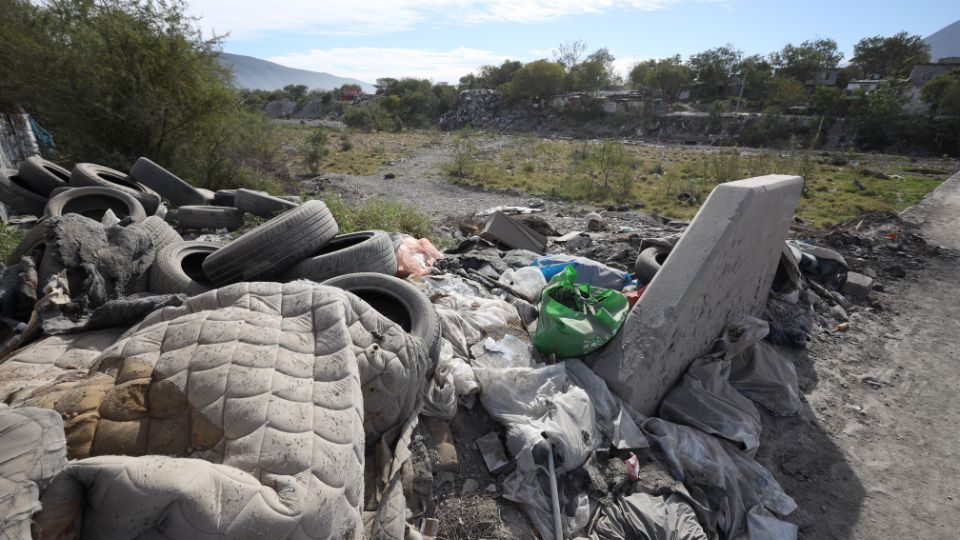 Basura y escombro en Río Pesquería.