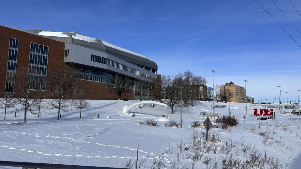 Fotografía de una zona urbana cubierta de nieve hoy, en Des Moines, Iowa (EU)