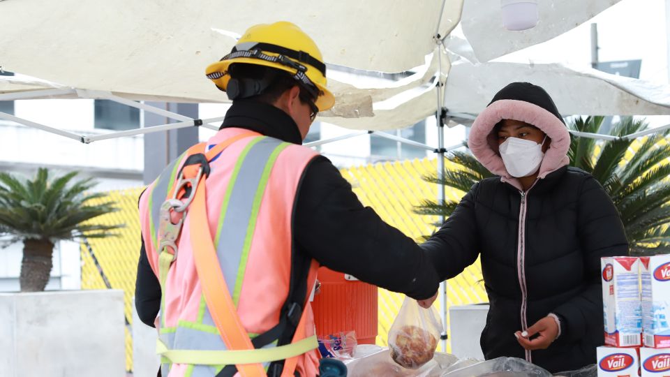 Personas acuden a comprar pan y café mientras esperan el camión