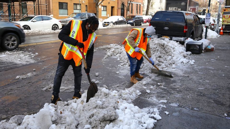 Trabajadores prestan sus servicios a Nueva York para remover nieve de la ciudad | X / @NYCSanitation