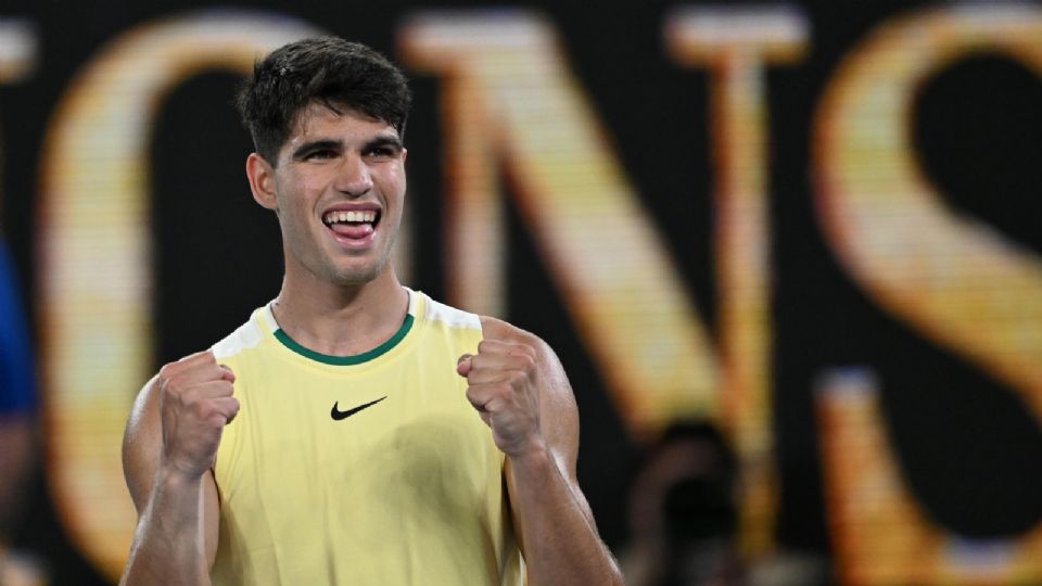 Carlos Alcaraz volvió a competir en el Abierto de Australia y tras superar la primera ronda del torneo enfrentará al italiano Lorenzo Sonego en la siguiente fase.