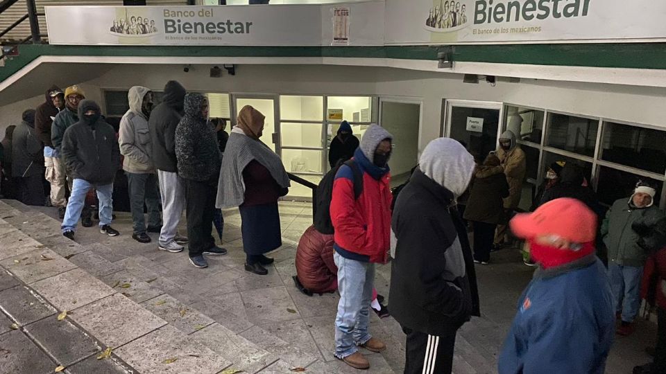 Filas a las afueras del Banco del Bienestar en Monterrey