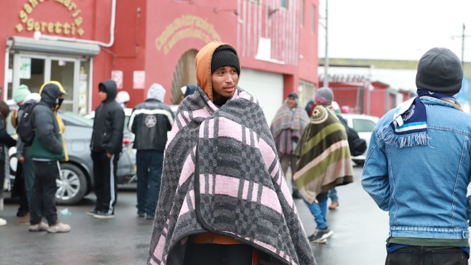 Persona migrante en afuera de la Parroquia Santa María Goretti.