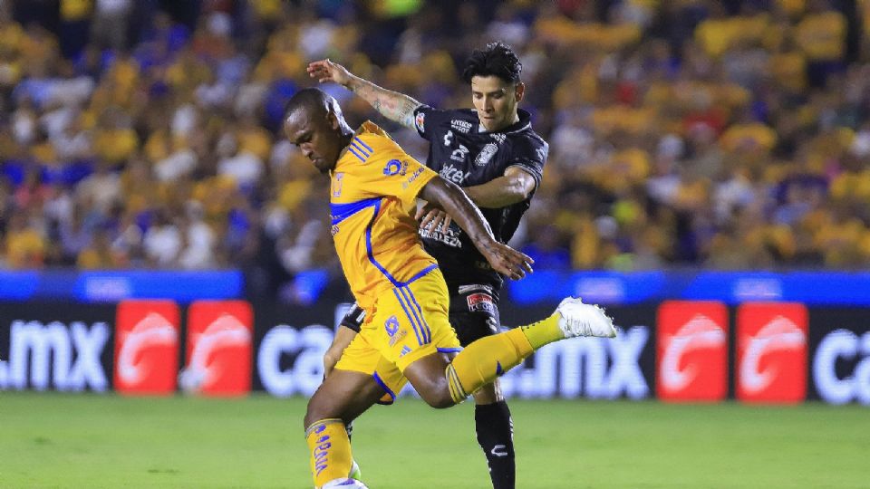 Samir de Sousa de Tigres y Víctor Dávila de León disputando la pelota durante el Apertura 2023.