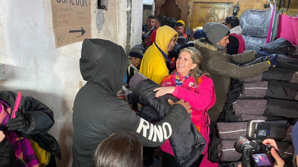 Entrega de cobertores por parte de la Secretaría de Igualdad e Inclusión.