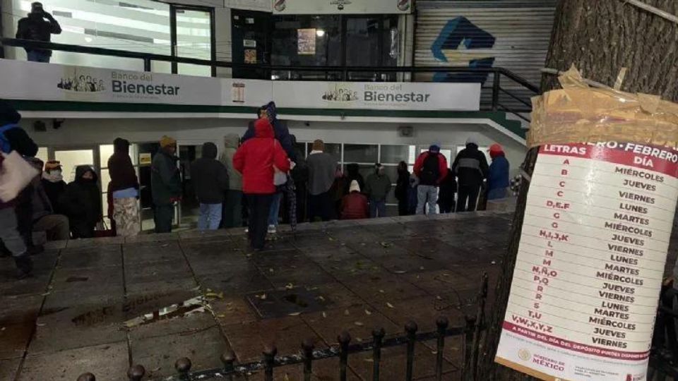 Filas en el Banco del Bienestar, centro de Monterrey.