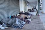 Migrantes rechazan albergues y pasan noche gélida en calles de Monterrey