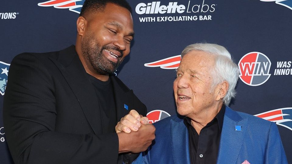 Jerod Mayo junto a Robert Kraft, dueño de los Patriots