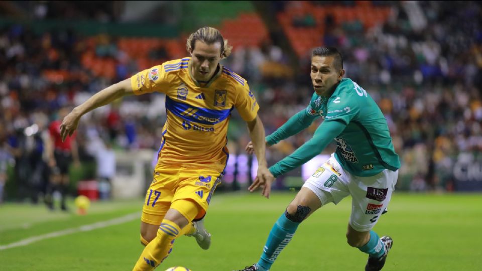 Sebastián Córdova con un disparo de media distancia que colocó en el ángulo inferior derecho al 62’ el primer gol de Tigres en el semestre.