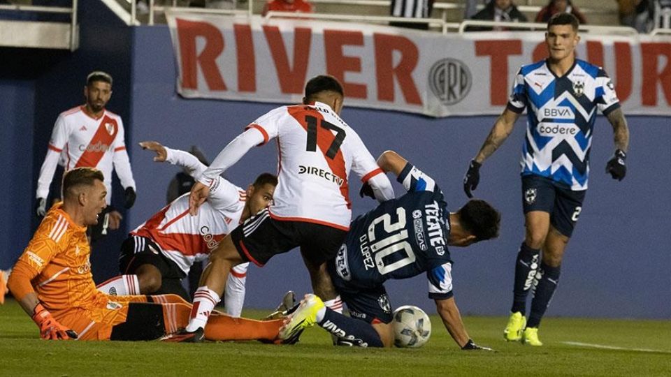 Un gol en los últimos minutos de River Plate congeló a Rayados en el frío de Dallas, con un empate 1-1 en partido amistoso.