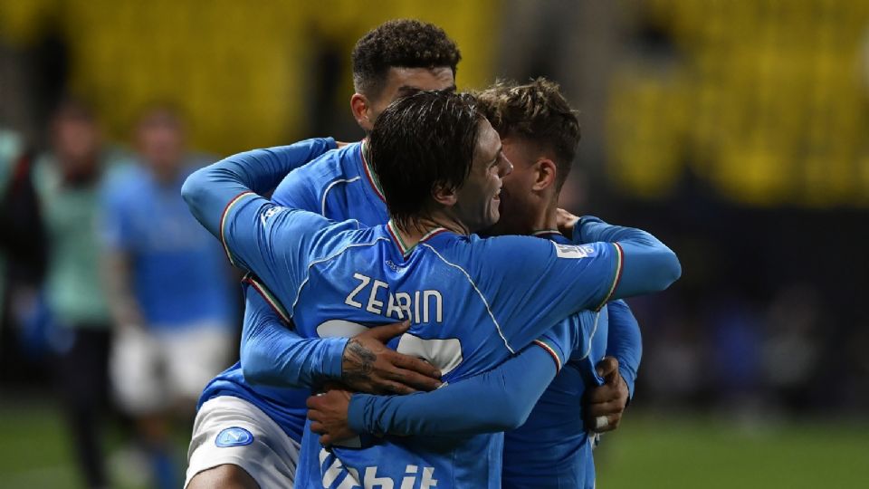 Alessio Zerbin celebra con sus compañeros su gol ante la Fiorentina en la Semifinal de la Supercopa Italiana