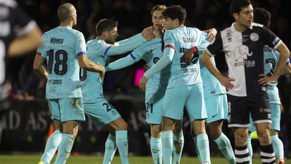 Los jugadores del Barcelona celebran uno de sus goles durante el partido de octavos de final de la Copa del Rey de fútbol ante Unionistas de Salamanca