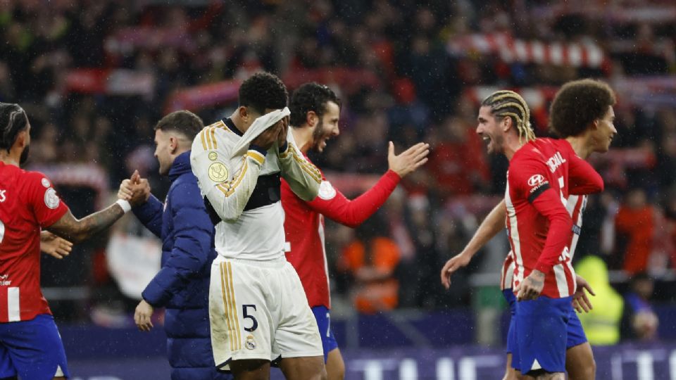 Jude Bellingham se lamenta durante el partido de octavos de final de la Copa del Rey de fútbol entre Atlético de Madrid y Real Madrid.