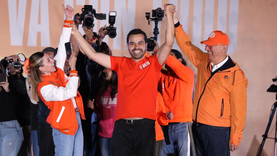 Mariana Rodríguez, Jorge Álvarez Máynez y Dante Delgado en el cierre de precampaña presidencial de Álvarez Máynez, 18 de enero de 2024.