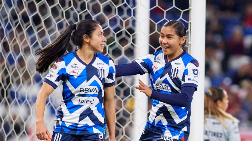 Ana Lucía Martínez y Nicolé Pérez celebran una de las anotaciones ante las Centellas