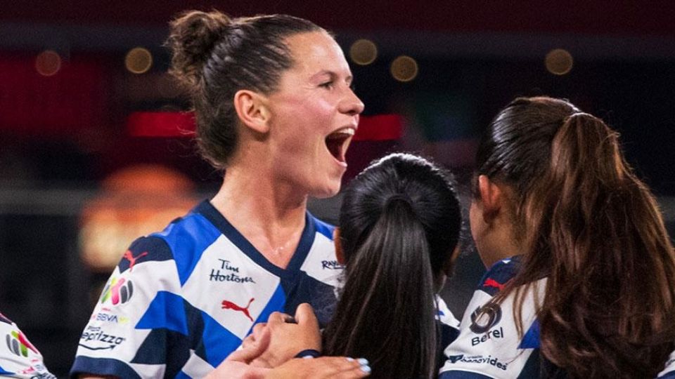 Merel van Dongen celebra una de las anotaciones de Rayadas ante Necaxa en el Estadio BBVA