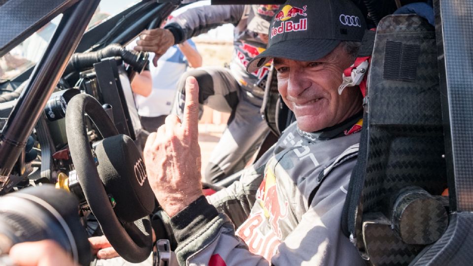 El piloto español Carlos Sainz celebra en la línea de meta tras alzarse este viernes con su cuarto Dakar.