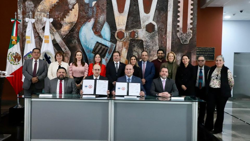 Autoridades del Poder Judicial y la Universidad Metropolitana de Monterrey en la firma del convenio.