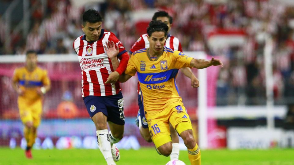 Fernando Beltran del Chivas y Diego Lainez de Tigres durante el juego de la jornada 14 del Torneo Apertura 2023