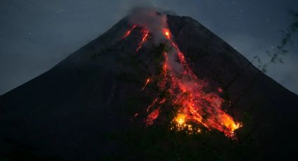 Video: Desalojan a más de mil personas por erupción de volcán en Indonesia