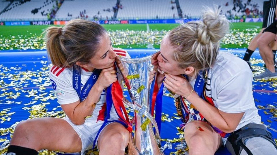 La australiana Ellie Carpenter y la neerlandesa Danielle van de Donk han jugado juntas desde el 2021 en el equipo francés