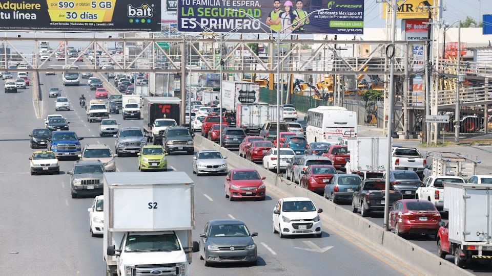 Autos en avenidas de Monterrey