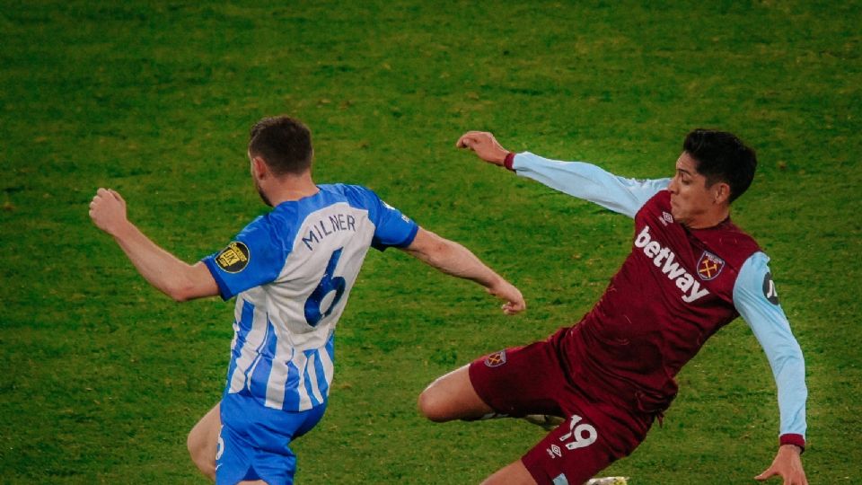 Edson Álvarez disputa el balón con James Milner en el duelo entre West Ham United y Brighton