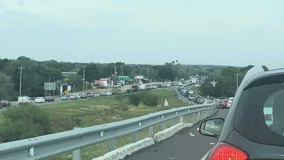 Exceso de tráfico en la carretera de Ciudad Victoria a Monterrey.