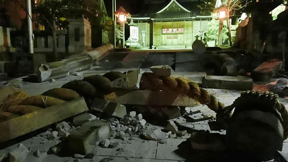 Daños en el Santuario Onohiyoshi tras el fuerte terremoto en Kanazawa, Japón.