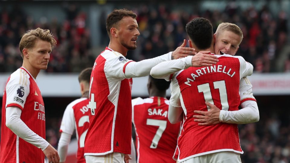 Gabriel Martinelli celebra uno de sus dos goles ante el Crystal Palace con sus compañeros